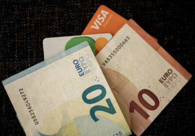 צבירת נקודות בכרטיס אשראי לטיסות: איך למקסם בלי ליפול בעמלות - photo by Engin Akyurt via Pexels