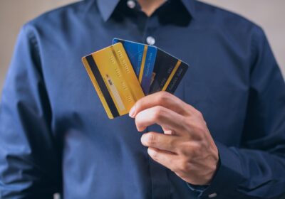 כרטיס אשראי בחו״ל: איך נמנעים מעמלות המרה שאוכלות את החיסכון - photo by Aukid phumsirichat via Pexels